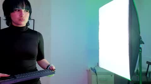 Snapshot of robinbennett chatting on 10.18.25 robin D online show from 10.18.25