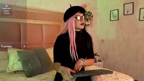 Snapshot of robinbennett chatting on 10.25.25 robin D online show from 10.25.25