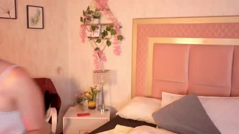 Snapshot of robinbennett chatting on 10.30.25 robin D online show from 10.30.25