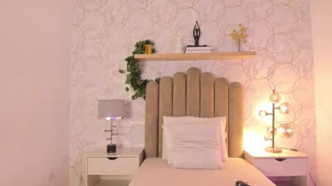 Snapshot of roma_love_ chatting on 12.10.24 online show from 12.10.24