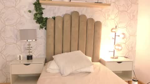 Snapshot of roma_love_ chatting on 12.31.24 online show from 12.31.24