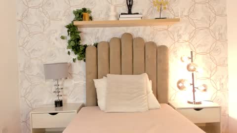 Snapshot of roma_love_ chatting on 01.06.25 online show from 01.06.25