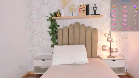 Snapshot of roma_love_ chatting on 09.24.25 online show from 09.24.25