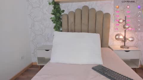 Snapshot of roma_love_ chatting on 10.04.25 online show from 10.04.25