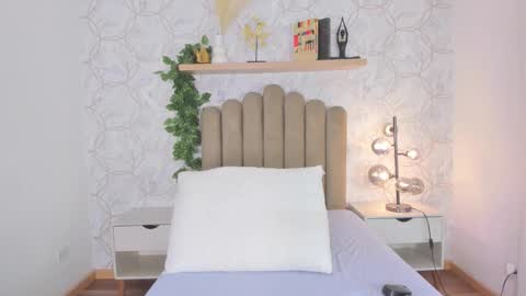 Snapshot of roma_love_ chatting on 10.08.25 online show from 10.08.25