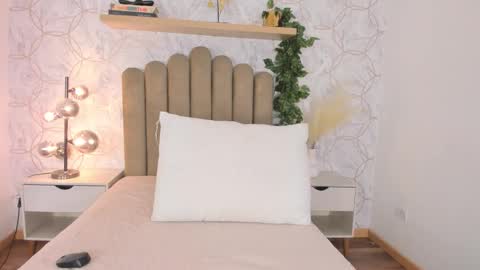 Snapshot of roma_love_ chatting on 10.23.25 online show from 10.23.25