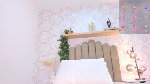 Snapshot of roma_love_ chatting on 11.04.25 online show from 11.04.25