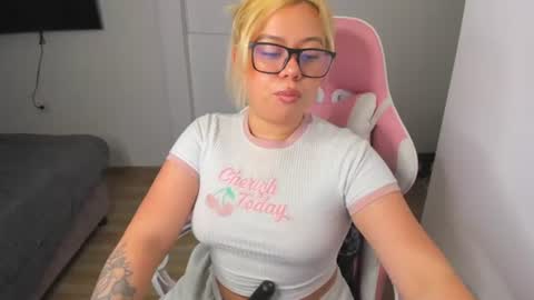 Snapshot of romanof033 chatting on 06.17.26 Val online show from 06.17.26