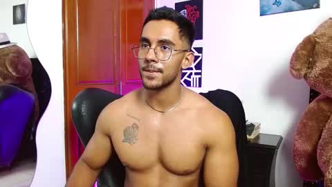 Snapshot of romanpearce_ chatting on 03.09.25 Roman online show from 03.09.25