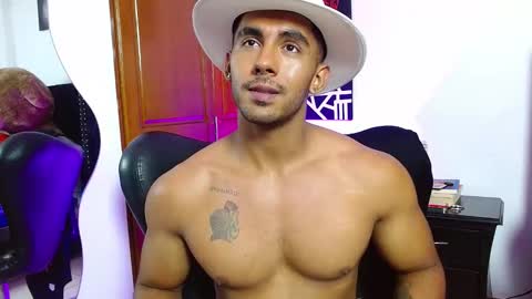 Snapshot of romanpearce_ chatting on 03.11.25 Roman online show from 03.11.25