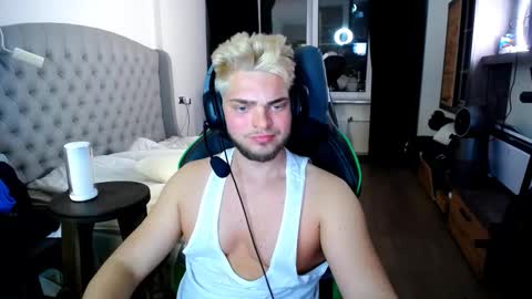 Snapshot of romantic_twunk chatting on 10.27.25 romantic_twunk online show from 10.27.25