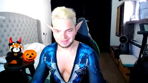 Snapshot of romantic_twunk chatting on 10.31.25 romantic_twunk online show from 10.31.25