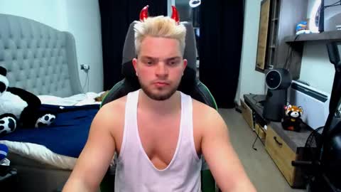 Snapshot of romantic_twunk chatting on 11.05.25 romantic_twunk online show from 11.05.25