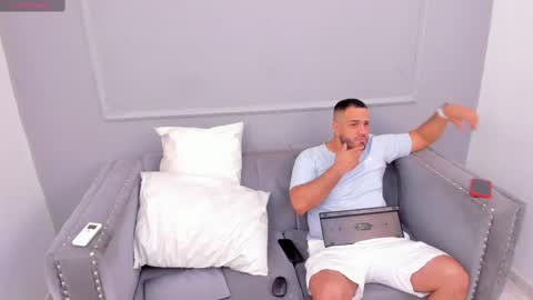 Snapshot of ronnyruso chatting on 01.13.25 ronnyruso online show from 01.13.25