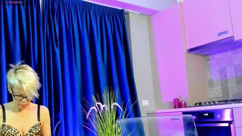 Snapshot of rosacatalleya chatting on 10.06.25 Rose online show from 10.06.25