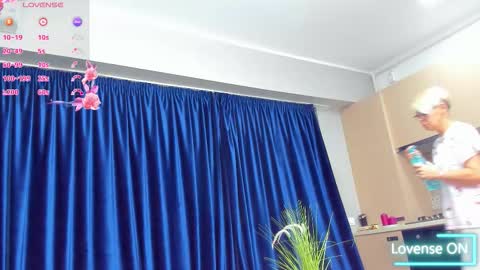 Snapshot of rosacatalleya chatting on 11.04.25 Rose online show from 11.04.25