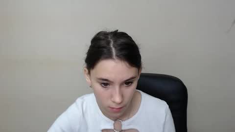 Snapshot of rosalais_ chatting on 09.19.25 Rose online show from 09.19.25