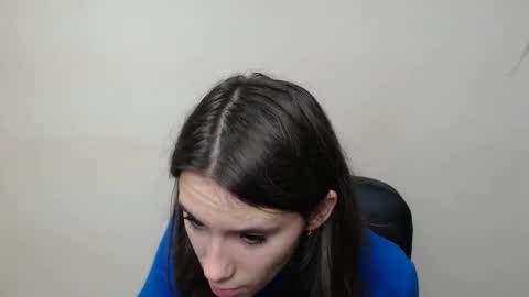 Snapshot of rosalais_ chatting on 10.01.25 Rose online show from 10.01.25