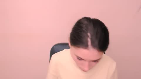 Snapshot of rosalais_ chatting on 10.29.25 Rose online show from 10.29.25