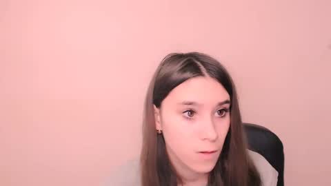 Snapshot of rosalais_ chatting on 11.01.25 Rose online show from 11.01.25