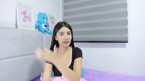 Snapshot of roseandmiah chatting on 02.14.26 Rose y Miah online show from 02.14.26