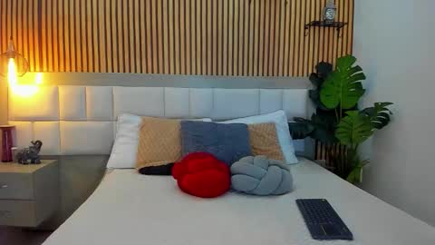 roseaurora online show from 11.15.25