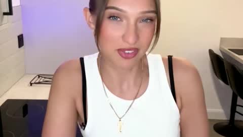 Snapshot of rosebella_ chatting on 09.26.25 Bella online show from 09.26.25