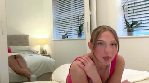 Snapshot of rosebella_ chatting on 10.17.25 Bella online show from 10.17.25