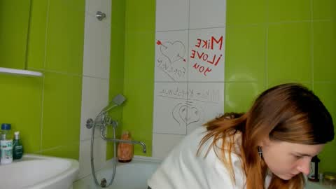 Snapshot of roseblanche2k chatting on 02.11.25 Florin online show from 02.11.25