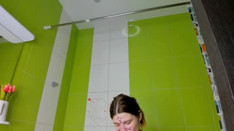 Snapshot of roseblanche2k chatting on 03.09.25 Florin online show from 03.09.25