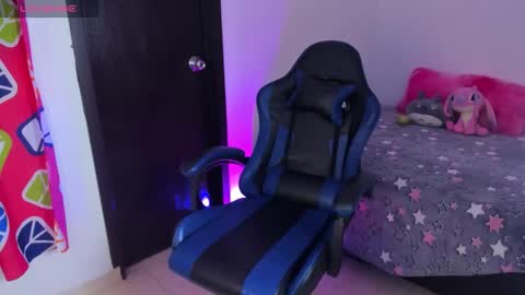 Snapshot of roseliam_ chatting on 11.04.25 Rose online show from 11.04.25