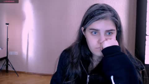 Snapshot of roselina_ chatting on 10.01.25 Rose online show from 10.01.25