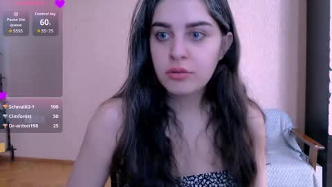 Snapshot of roselina_ chatting on 10.31.25 Rose online show from 10.31.25