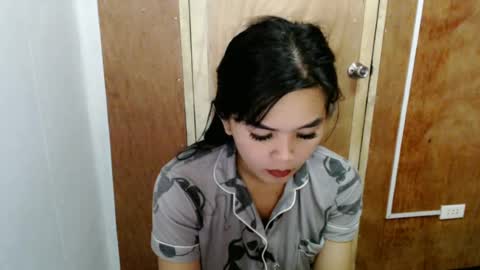 Snapshot of rosella_xx chatting on 06.15.26 TONETH online show from 06.15.26