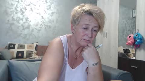 Snapshot of roses_and_lillies chatting on 10.17.25 Lovepinklilly online show from 10.17.25