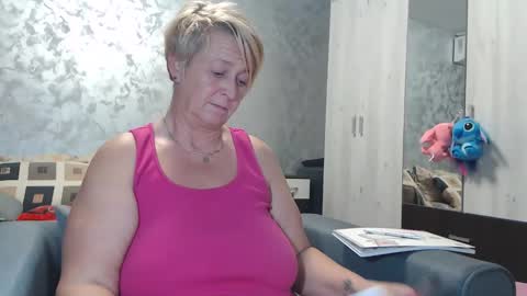 Snapshot of roses_and_lillies chatting on 10.22.25 Lovepinklilly online show from 10.22.25