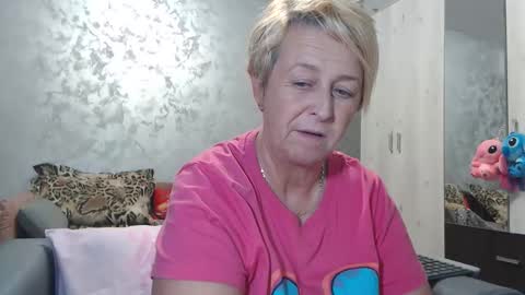 Snapshot of roses_and_lillies chatting on 10.26.25 Lovepinklilly online show from 10.26.25