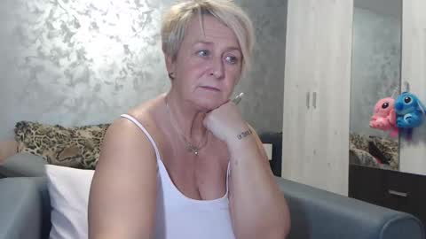 Snapshot of roses_and_lillies chatting on 10.27.25 Lovepinklilly online show from 10.27.25