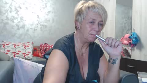 Snapshot of roses_and_lillies chatting on 10.28.25 Lovepinklilly online show from 10.28.25