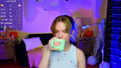 Snapshot of roses_kate chatting on 10.28.25 Sweety Kate online show from 10.28.25