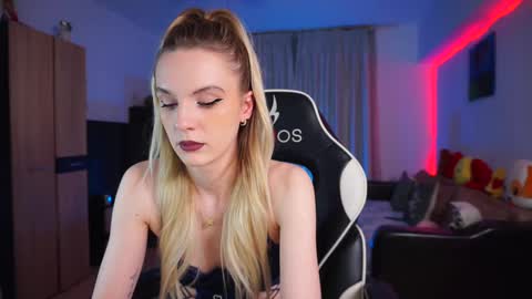 Snapshot of rosesarered97 chatting on 01.10.25 Abbygail online show from 01.10.25