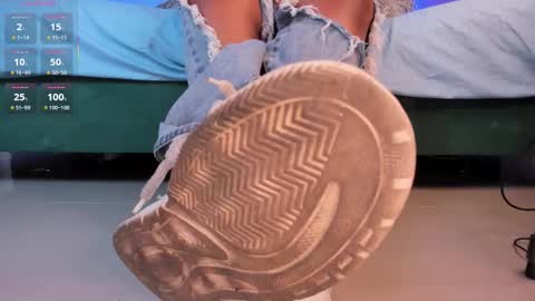 Snapshot of rosyejones chatting on 10.11.25 rosyejones online show from 10.11.25