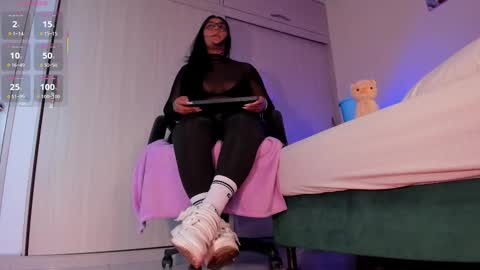 Snapshot of rosyejones chatting on 10.26.25 rosyejones online show from 10.26.25