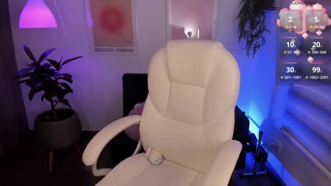 Snapshot of roxana_04_ chatting on 01.07.25 Rox online show from 01.07.25