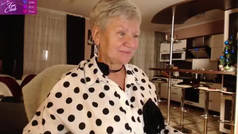 Snapshot of roxana_brooks chatting on 12.29.24 Roxana online show from 12.29.24