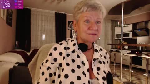 Snapshot of roxana_brooks chatting on 12.29.24 Roxana online show from 12.29.24