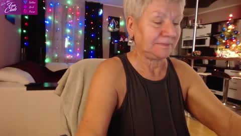 Snapshot of roxana_brooks chatting on 12.31.24 Roxana online show from 12.31.24