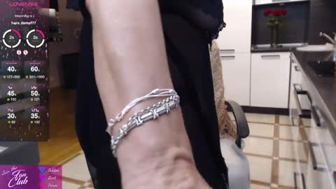 Snapshot of roxana_brooks chatting on 10.03.25 Roxana online show from 10.03.25