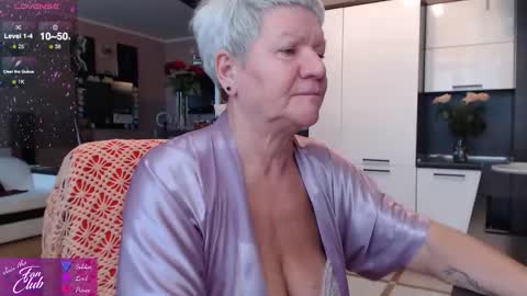 Snapshot of roxana_brooks chatting on 10.06.25 Roxana online show from 10.06.25