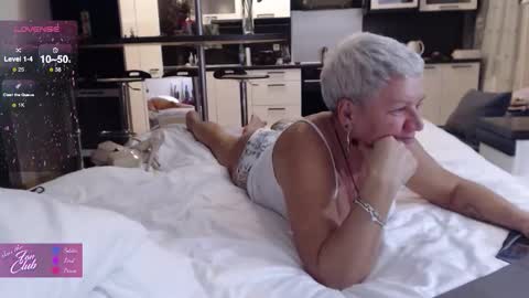 Snapshot of roxana_brooks chatting on 10.16.25 Roxana online show from 10.16.25